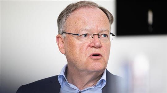 Niedersachsens Ministerpräsident Stephan Weil sitzt in seinem Büro in der Staatskanzlei.