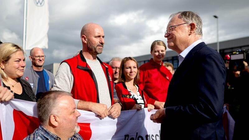Niedersachsens Ministerpräsident Stephan Weil sprach mit Vertretern des Betriebsrats im Emder VW-Werk.