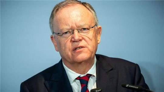 Niedersachsens Ministerpräsident Stephan Weil spricht bei einer Pressekonferenz.