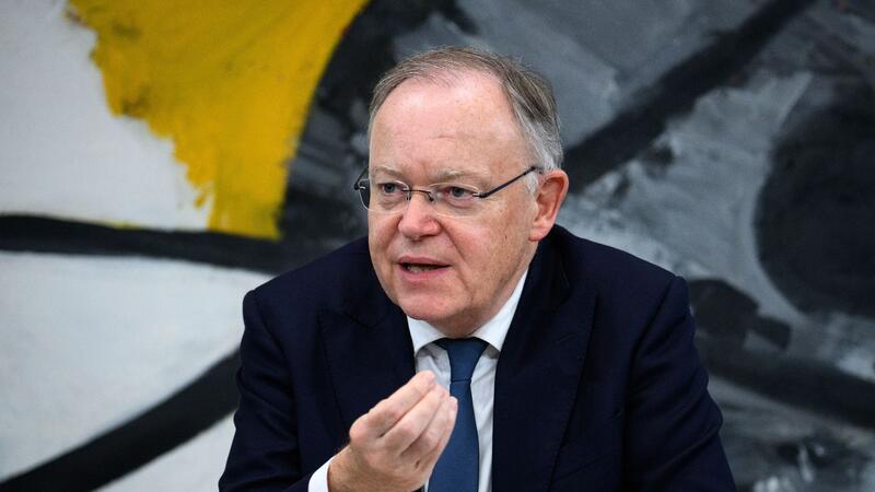 Weil lobt Bund-Länder-Einigung zu Flüchtlingskosten Niedersachsens Ministerpräsident Stephan Weil spricht nach dem Bund-Länder-Treffen im Bundeskanzleramt in Berlin.