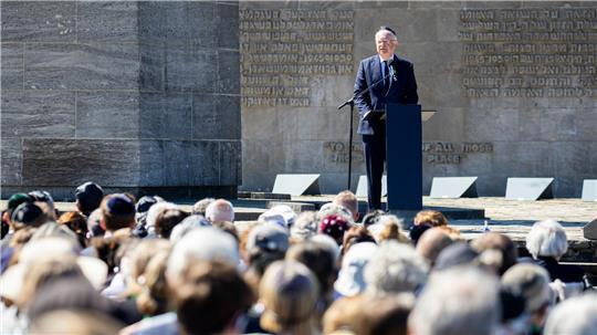 Niedersachsens Ministerpräsident Weil spricht in Bergen-Belsen.