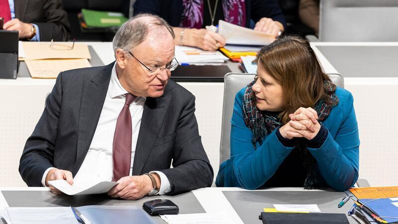Rot-Grün dringt auf niedrigere Strompreise Niedersachsens Ministerpräsident Weil und Stellvertreterin Hamburg haben ihre Pläne für 2025 vorgestellt. (Archivbild)
