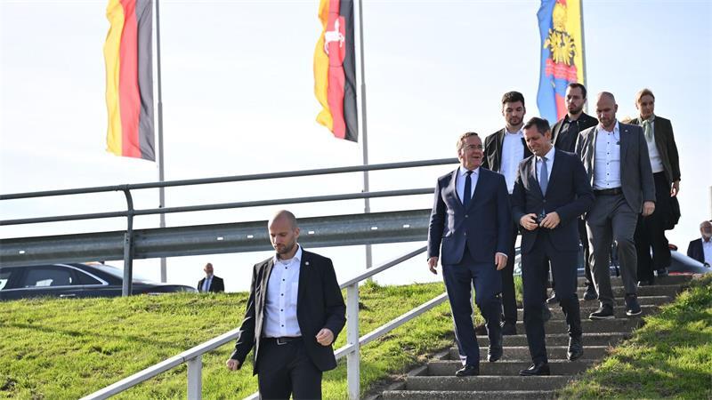 Niedersachsens Regierungschef Lies (rechts von Pistorius) unterstützt das Marineprojekt.