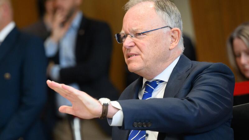 Niedersachsens Regierungschef Weil lobt die Einigkeit der Ampel, will die Details des Sicherheitspakets aber noch prüfen. (Archivbild)