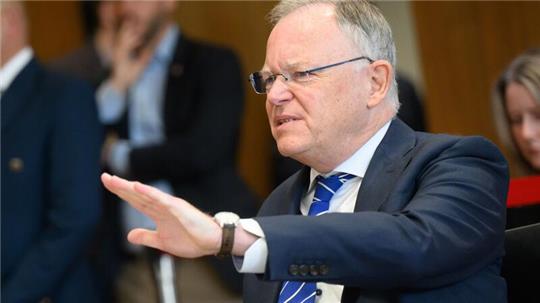 Niedersachsens Regierungschef Weil lobt die Einigkeit der Ampel, will die Details des Sicherheitspakets aber noch prüfen. (Archivbild)