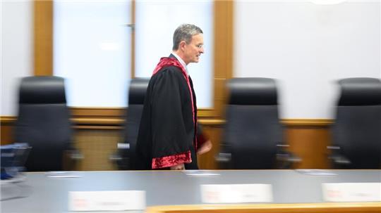 Niedersachsens Staatsgerichtshof um Präsident Wilhelm Mestwerdt hat entschieden, dass die Wahlkreise bis 2027 neu gestaltet werden müssen. (Archivbild)