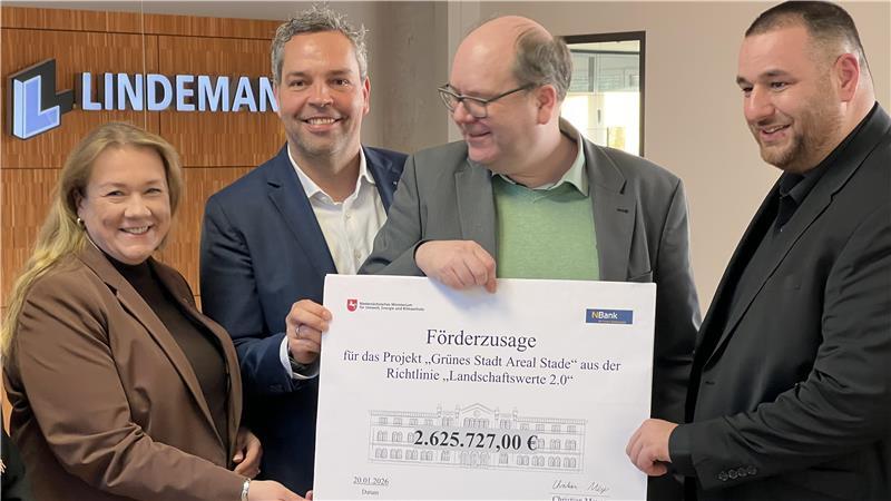 Niedersachsens Umweltminister Christian Meyer (Grüne) übergibt den Scheck an Lindemann-Geschäftsführer Friedrich Witt (Zweiter von links). Stades stellvertretende Bürgermeisterin Melanie Reinecke und Projektleiter Michael Basci freuen sich mit den beiden.