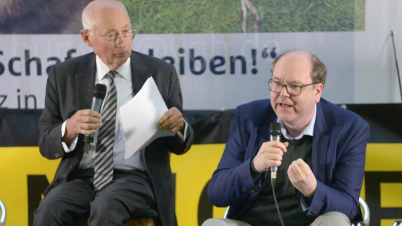Debatte vor 2000 Menschen: Der Wolf mobilisiert die Massen Niedersachsens Umweltminister Christian Meyer (rechts) stellte sich bei der Podiumsdiskussion den kritischen Fragen des Journalisten Stefan Aust.