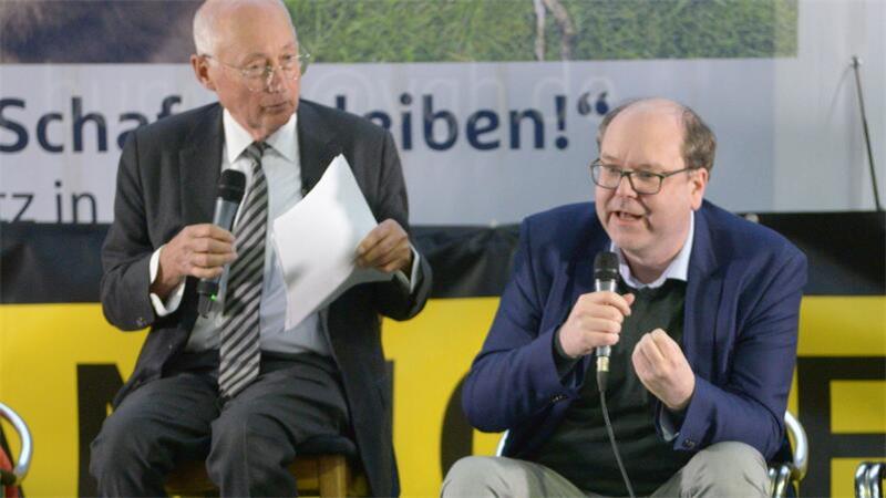 Niedersachsens Umweltminister Christian Meyer stellte sich bei einer Podiumsdiskussion zum Thema Wolf den kritischen Fragen des Journalisten Stefan Aust (links).