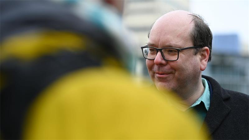 Uran aus Russland? Umweltministerium fordert EU-Sanktionen Niedersachsens Umweltminister Meyer spricht vor dem stillgelegten AKW Emsland mit Anti-Atomkraft-Aktivisten. (Archivbild)