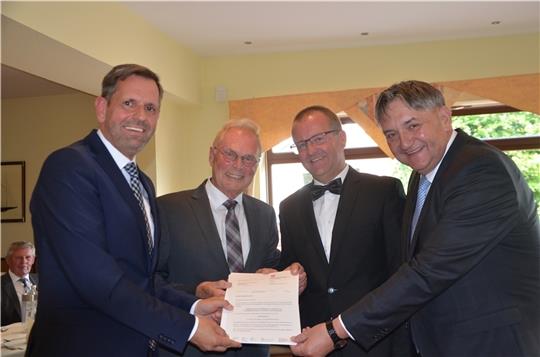 Niedersachsens Umweltminister Olaf Lies überreichte Heinrich Reincke, Robert Nicolai und Jörg Oldenburg den Zuwendungsbescheid über 1,3 Millionen Euro. Foto: von Allwörden