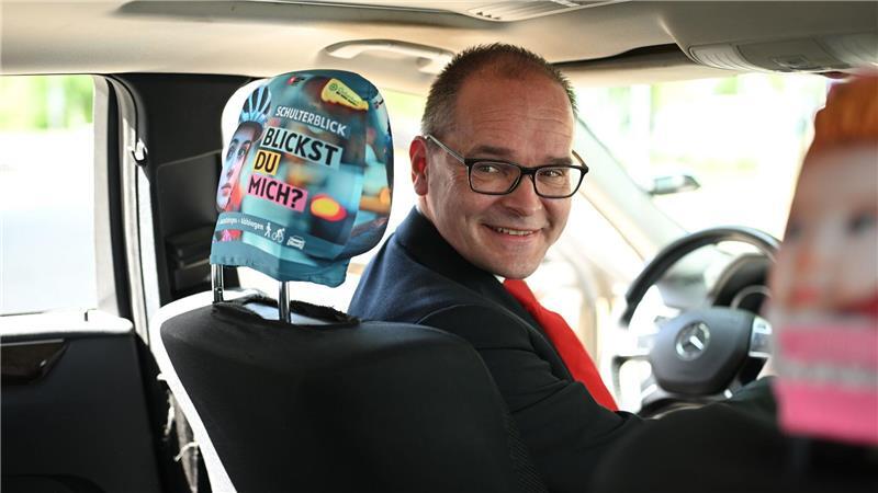 Niedersachsens Verkehrsminister Grant Hendrik Tonne zeigt, wie es geht: der Schulterblick.