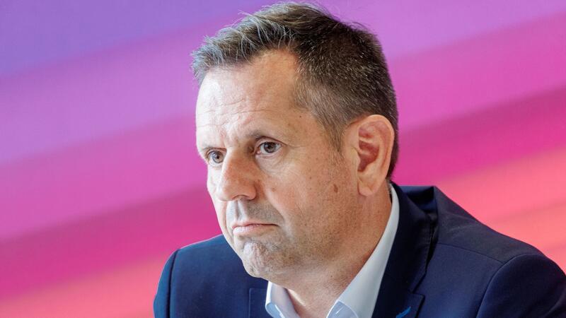 Niedersachsens Verkehrsminister Olaf Lies während einer Pressekonferenz.