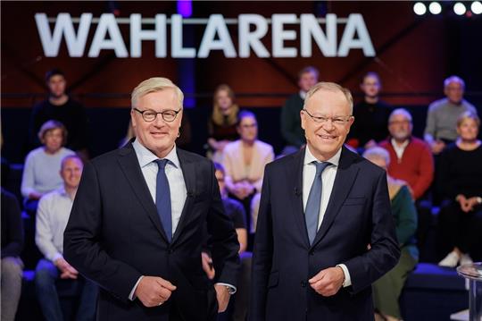 Niedersachsens Wirtschaftsminister Bernd Althusmann (CDU, l) und Niedersachsens Ministerpräsident Stephan Weil (SPD) vor Beginn des TV-Duell zur Landtagswahl im NDR Studio. Foto: Ole Spata/dpa