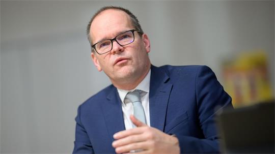 Niedersachsens Wirtschaftsminister Grant Hendrik Tonne (SPD) fordert ein tragfähiges Zukunftskonzept von Volkswagen. (Archivbild)