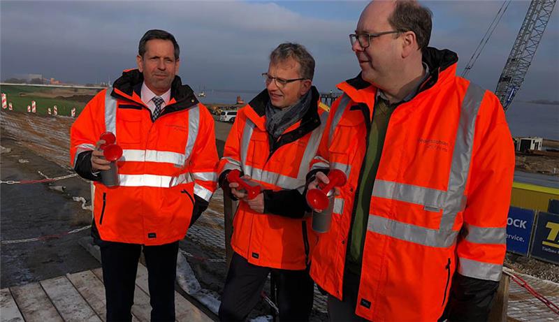 Niedersachsens Wirtschaftsminister Olaf Lies, N-Ports-Chef Holger Banik und Umwelt- und Energieminister Christian Meyer (von links) in Stade. Foto: Strüning