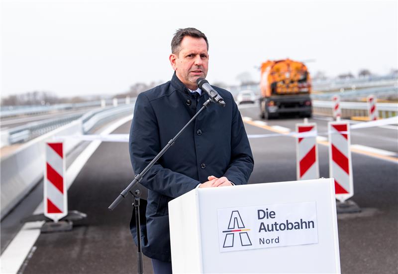 Neue A26-Strecke freigegeben – Die Autos fahren Niedersachsens Wirtschaftsminister Olaf Lies (SPD). Foto: dpa-Bildfunk