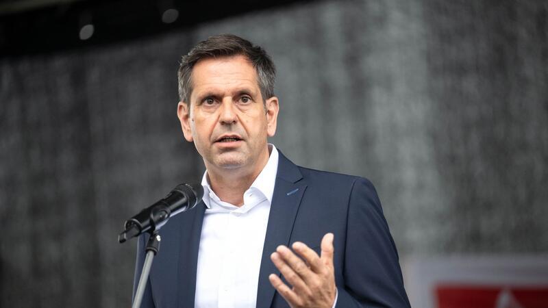 Wirtschaftsminister fordert Kaufanreize für E-Autos Niedersachsens Wirtschaftsminister Olaf Lies (SPD) will nicht am Elektro-Kurs von VW rütteln. (Archivbild)