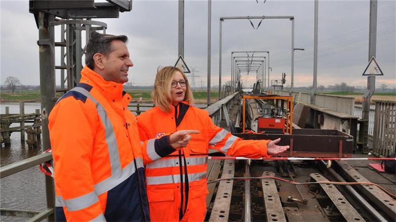 Niedersachsens Wirtschaftsminister Olaf Lies und Bahnmanagerin Ute Plambeck freuen sich, dass es auf der Huntebrücke vorangeht.