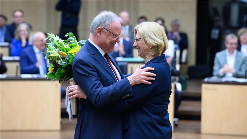 Bundesrat verabschiedet Ministerpräsidenten Weil Niedersachsens bald aus dem Amt scheidender Ministerpräsident Weil wird im Bundesrat mit viel Beifall verabschiedet.
