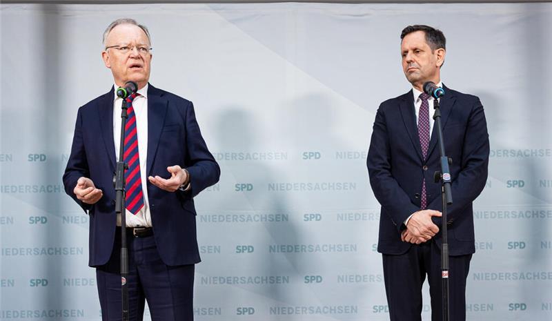Niedersachsens langjähriger Ministerpräsident Stephan Weil (li.) zieht sich zurück. Nachfolger soll Wirtschaftsminister Lies (beide SPD) werden.