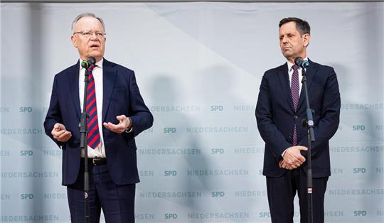 Niedersachsens langjähriger Ministerpräsident Stephan Weil (li.) zieht sich zurück. Nachfolger soll Wirtschaftsminister Lies (beide SPD) werden.