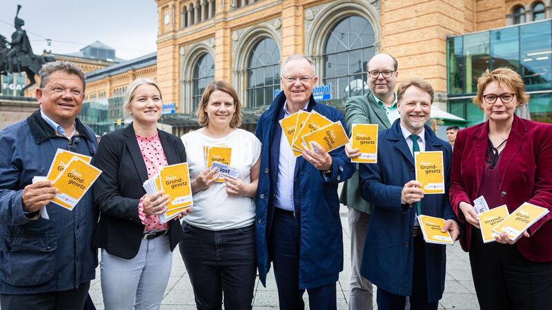 Weil: Demos für Demokratie sind Geschenk für Grundgesetz Niedersächsische Landesregierung verteilt Grundgesetze.