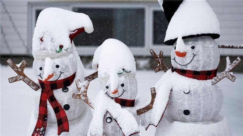 Niedliche Schneemänner in Kanada. 