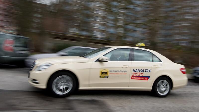Niedriger Grundpreis, aber keine Karenzminute mehr: Wem das zu unsicher ist, kann auf einen vor der Taxifahrt vereinbarten Festpreis ausweichen. (Symbolfoto)