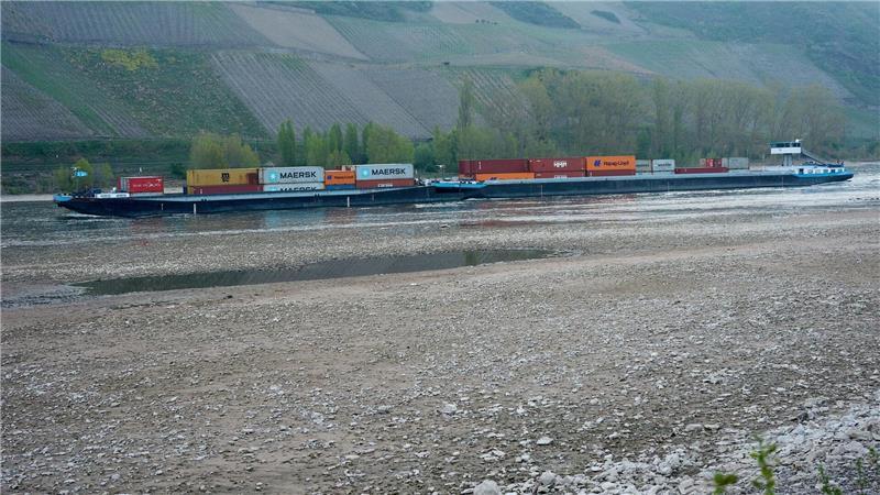 Niedriger Wasserstand nach Regenmangel am Rhein: Ein Frachtschiff passiert den Rhein bei Osterspai. 