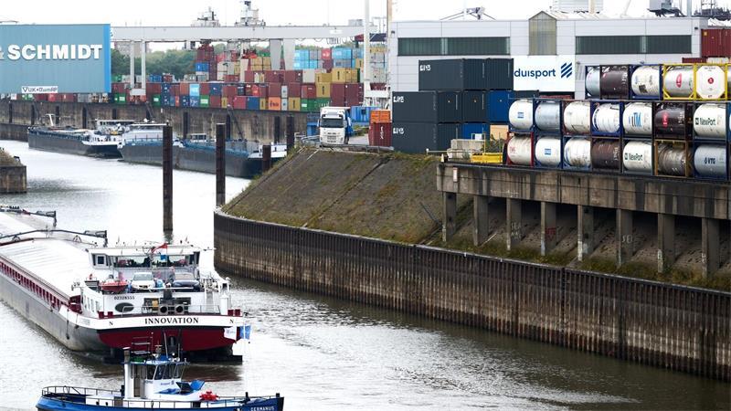 Niedrigwasser am Hafen: Die Kaimauer liegt meterhoch im Trockenen