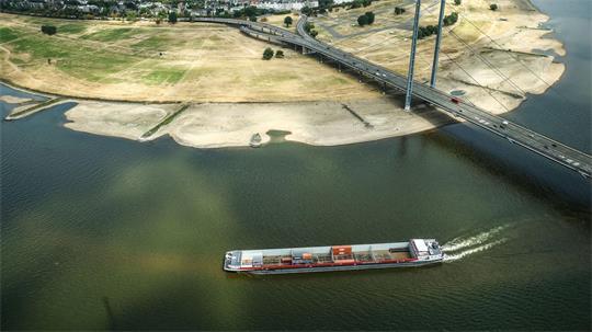 Niedrigwasser am Rheinknie in Düsseldorf