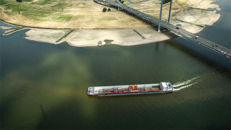 Niedrigwasser in Düsseldorf. Wenn wenig Wasser im Rhein fließt, können die Binnenschiffe auch weniger Ladung transportieren.