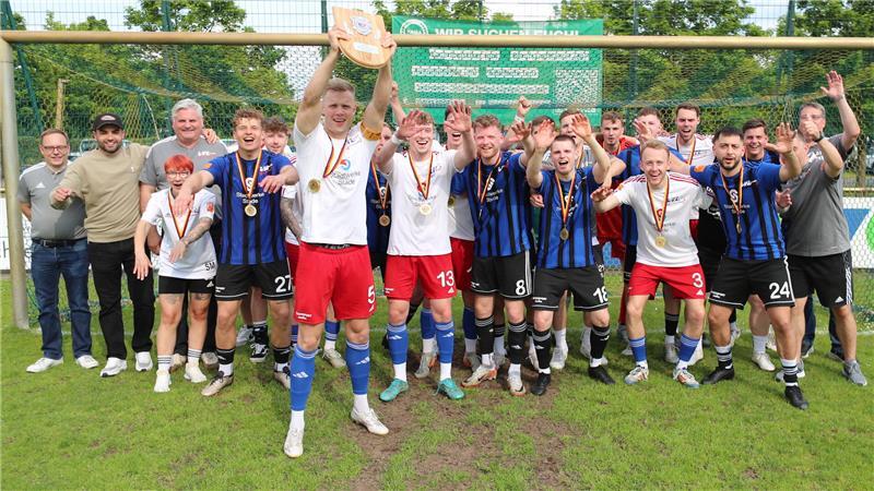 Die Flippers singen Niels Gramkow in den fußballerischen Ruhestand Niels Gramkow (3. von links) feiert zum Abschied die Meisterschaft mit den Stader Fußballern. Am Kader für die bevorstehende Landesliga-Saison hat er noch mitgearbeitet.