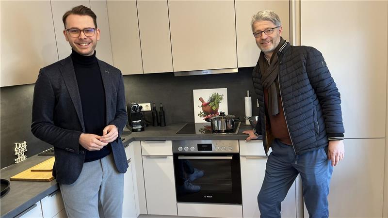 Niels Kohlhaase (links) und Kristjan Schreiber von der HBI in der Musterwohnung in der Nina-Zober-Straße.