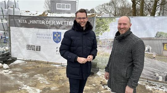 Niels Kohlhaase und Christian Frühling von HBI betreuen den Bau der neuen Kita hinter dem Feuerwehrgerätehaus des Zug I der freiwilligen Feuerwehr.