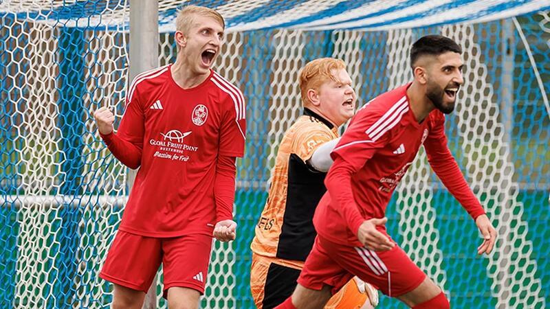 Niels-Ole Witt (links) führt seine Mannschaft als zweitjüngster Spieler des Kaders auf den Platz.