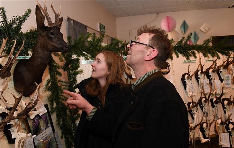 Niels Wölpern und Tochter Nele aus Kutenholz begutachten auf der Hegeschau ein schwarzes Reh . Fotos Kordländer