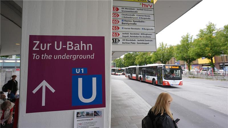 Niemand soll in Hamburg länger als fünf Minuten auf ein öffentliches Verkehrsmittel warten - dieses Ziel des Senats für das Jahr 2030 ist nach Ansicht des ADAC nicht realistisch. (Archivbild)