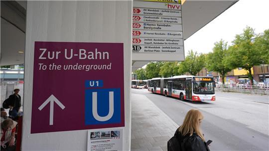 Niemand soll in Hamburg länger als fünf Minuten auf ein öffentliches Verkehrsmittel warten - dieses Ziel des Senats für das Jahr 2030 ist nach Ansicht des ADAC nicht realistisch. (Archivbild)
