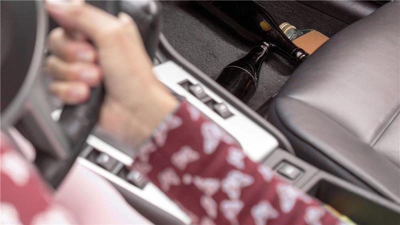 Niemand sollte Alkohol trinken und Auto fahren.