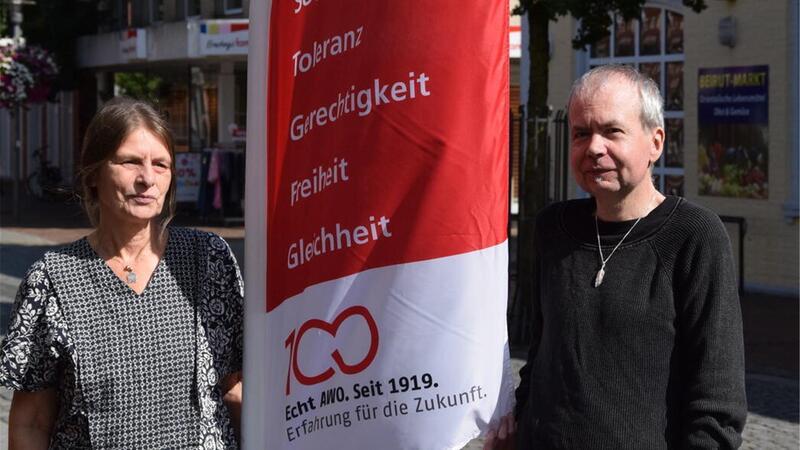 Umgang mit dem eigenen Sterben: Warum Vorsorge so enorm wichtig ist Niemand steht allein vor einer Vorsorgevollmacht oder Patientenverfügung: Die AWO berät Bürger kostenlos, unterstreichen Geschäftsführerin Sabine Schwiebert und Jurist Dr. Dr. Kai Bammann vom AWO-Kreisverband Rotenburg in Zeven.Foto: Hilken