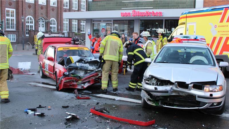 "Niemand wurde in seinem Fahrzeug eingeklemmt", sagt Stades Feuerwehrsprecher Stefan Braun.