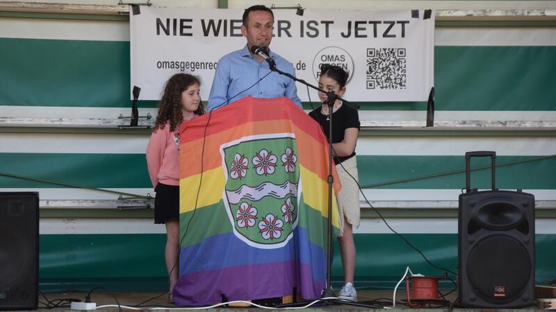 Demo am Bassenflether Strand: Starke Worte über Rassismus, asoziale Medien und Fußball Nihat Sagir brachte in seiner Rede persönliche Anekdoten über Ausgrenzung und Integration ein.