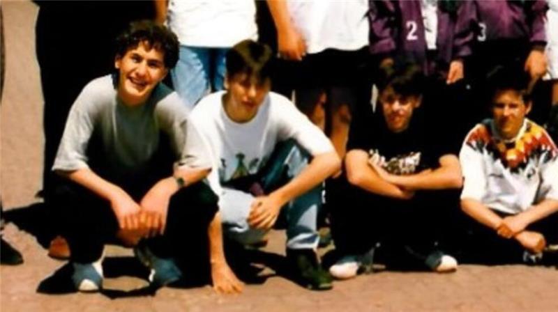 Nihat Sagir (links) als fußballbegeisterter Junge in den 90er Jahren.