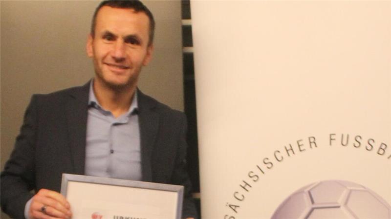 Nihat Sagir wurde für 25 Jahre als Schiri ausgezeichnet.