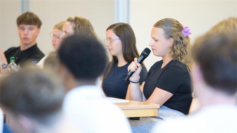 AfD-Mann auf Platz verwiesen: Drochterser Schüler moderieren souverän Nika Lünstedt von den Faktencheckern schaltet sich ein.