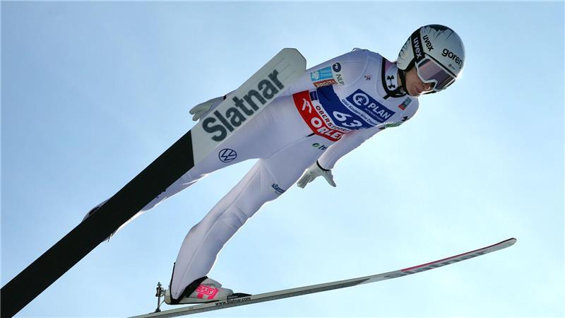 Nika Prevc springt in Oberstdorf.