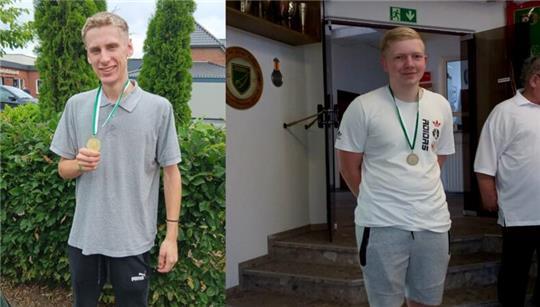 Die Schützen Niklas Breuer und Leo Laubner posieren mit Medaillen um den Hals.