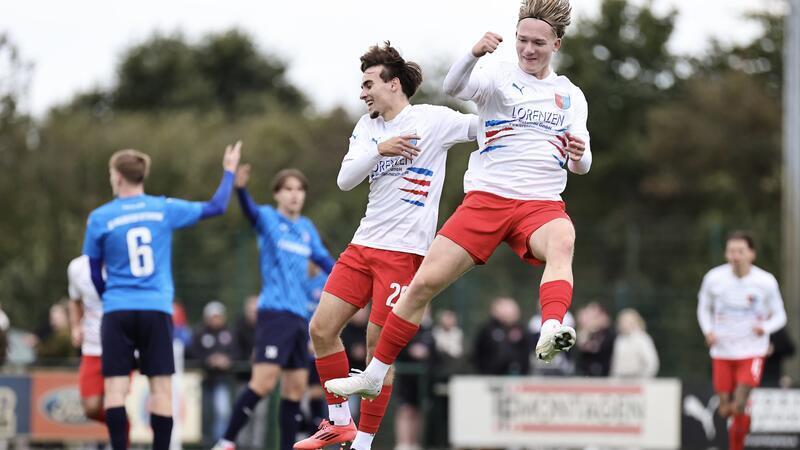 Niklas Ellerwald (links) und Torschütze Maurits Nagel feiern die 1:0-Führung gegen A/O.